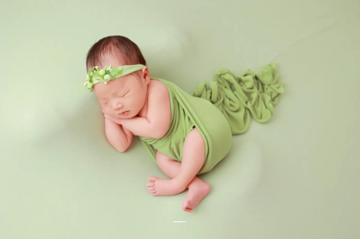 包生男孩正规公司孕妇家中站立分娩