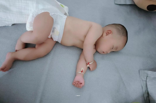 包生男孩正规公司孕妇显怀早的原因